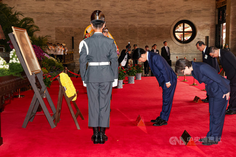 「中華民國第16任總統、副總統向國父暨忠烈殉職人員致祭」21日上午在台北市圓山國民革命忠烈祠舉行,總統賴清德(前右2)親臨主祭,率副總統蕭美琴(前右)等陪祭人員行三鞠躬禮。中央社記者鄭清元攝 113年5月21日