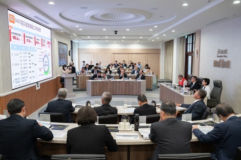 新內閣上路,行政院長卓榮泰(中)21日首次召開「0403震災復原重建方案」專案會議。(行政院提供)中央社記者葉素萍傳真 113年5月21日