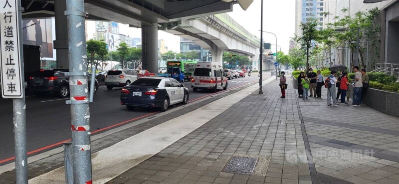台中捷運市政府站前警方到場處理。(翻攝照片)中央社記者蘇木春傳真 113年5月21日