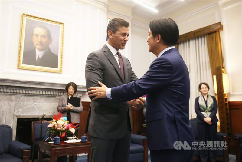 總統賴清德(前右)21日上午在總統府會晤巴拉圭總統潘尼亞(Santiago Peña Palacios)(前左),兩人握手、寒暄致意。中央社記者趙世勳攝 113年5月21日