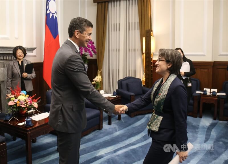 巴拉圭總統潘尼亞(Santiago Peña Palacios)21日上午率訪團前往總統府拜會,副總統蕭美琴(前右)與潘尼亞(前左)握手致意。中央社記者趙世勳攝 113年5月21日