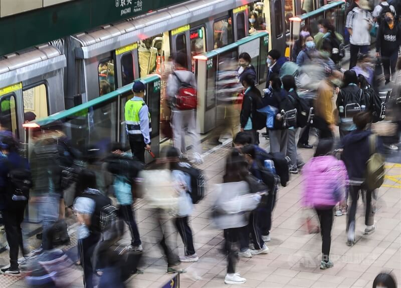 台北捷運景美站乘車人潮。（中央社檔案照片）