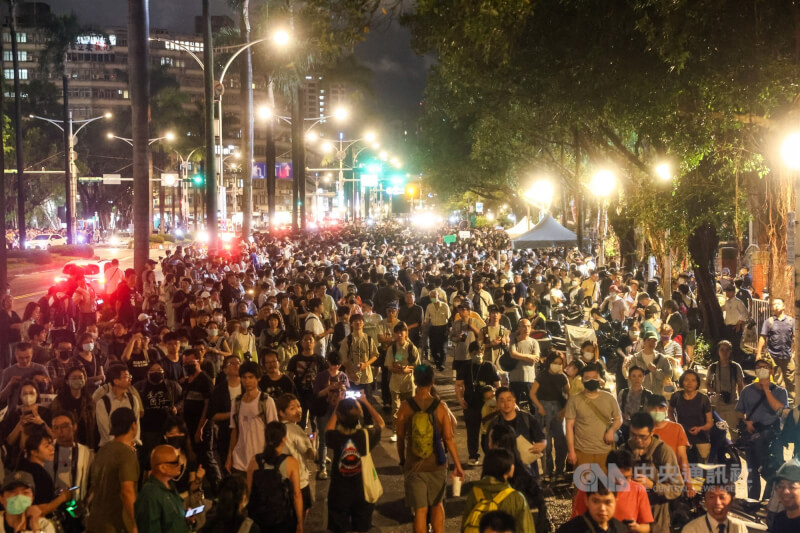 聚集在立法院外的抗議群眾逐漸變多，晚間時人潮蔓延至中山南路。中央社記者吳家昇攝 113年5月21日
