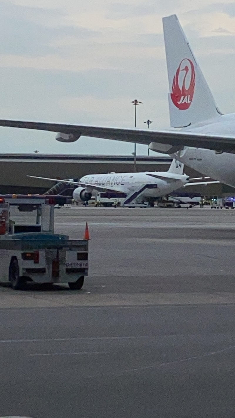 新加坡航空公司表示，一架從英國倫敦起飛的星航班機因為遭遇嚴重亂流，緊急迫降在泰國曼谷的機場。（Pongsak Suksi/Handout via 路透社）
