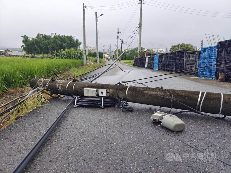 苗栗縣銅鑼鄉一輛載運挖土機的貨車22日上午不慎勾斷纜線,導致水泥電桿也被拉斷橫倒馬路上,整條道路無法通行。中央社記者管瑞平攝 113年5月22日