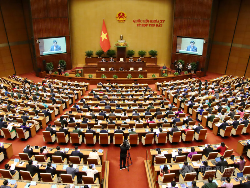越南国会20日起召开1个月的会议，于22日选出67岁的公安部部长苏林出掌国家主席。苏林随后被免去公安部长职务。图为20日的国会会议开幕现场。中央社记者陈家伦河内摄  113年5月22日