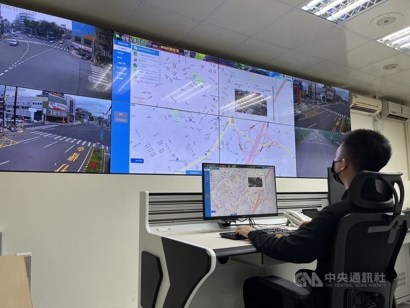 苗栗縣積極推動智慧交通建設,向中央爭取補助建置交通控制中心,22日正式成立啟用,藉由平台系統可即時監控縣內重要路網交通資訊,降低人力成本。中央社記者管瑞平攝 113年5月22日