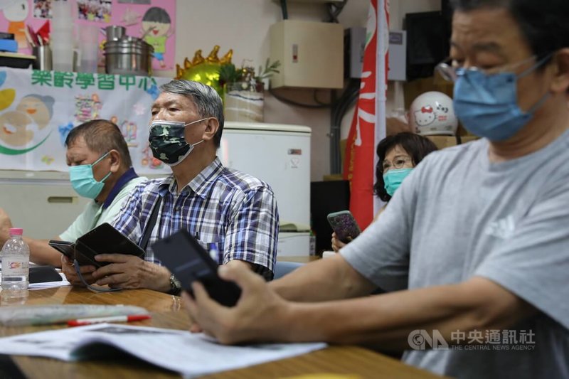 AI時代來臨,高雄市三民區樂齡學習中心開設「ChatGPT手機基礎、進階班」,讓55歲以上樂齡族透過學習跟上時代腳步。中央社記者張已亷攝 113年5月22日