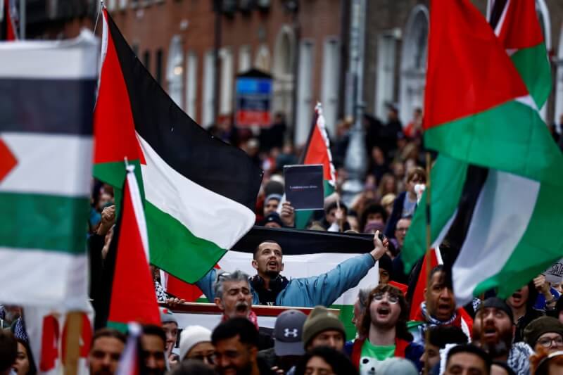 愛爾蘭政府22日宣布將於5月28日正式承認巴勒斯坦的國家地位。圖為去年11月愛爾蘭都柏林群眾參加聲援巴勒斯坦人的活動。（路透社）