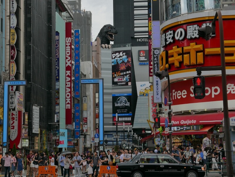 JERA提供科技新服務，可判斷用電是否來自再生能源，東寶株式會社位於東京的日本最大攝影棚將首度引進。圖為位於日本新宿的「東寶大樓」，8樓露台「哥吉拉頭像」為其特色。（圖取自pixabay圖庫）