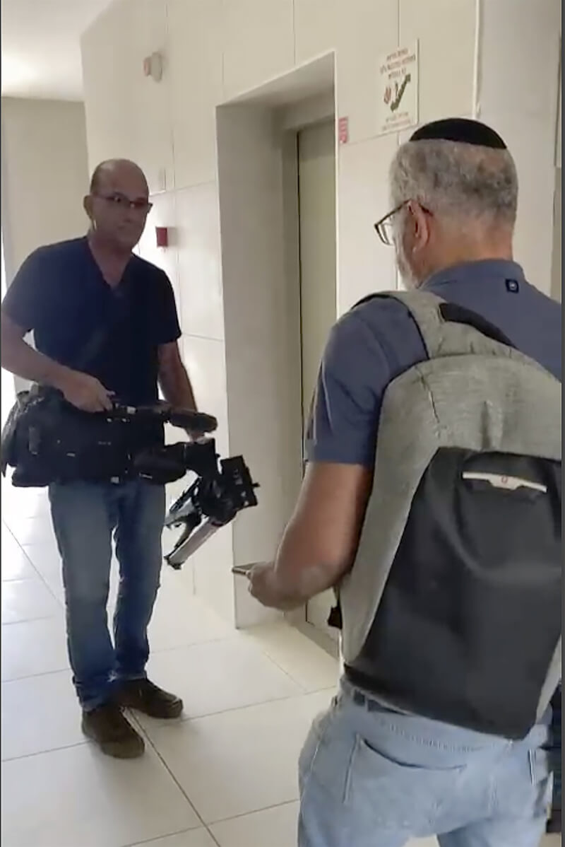 以色列官員21日到南部城鎮史德洛特的美聯社據點，查扣美聯社一台攝影機和轉播設備。（美聯社）