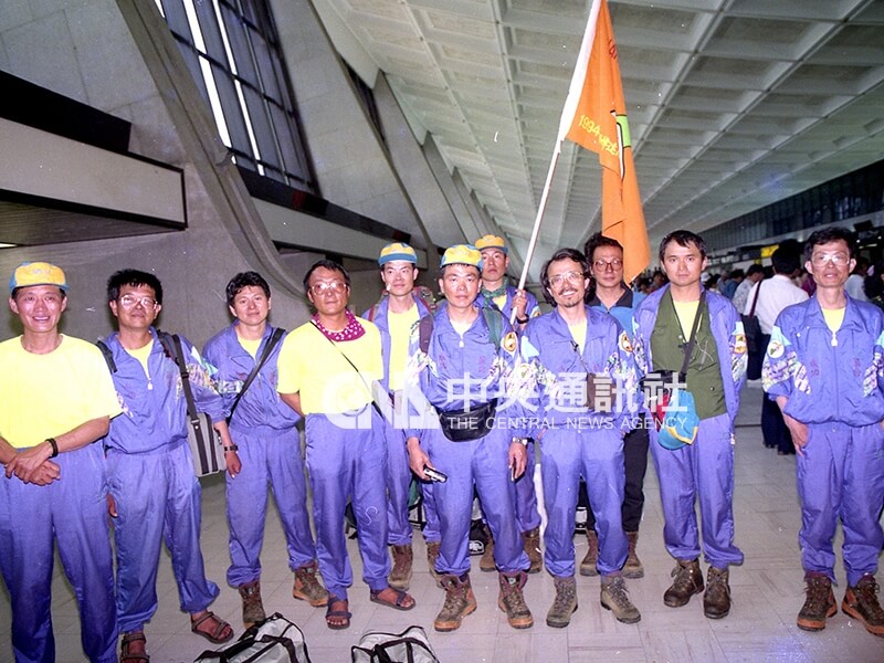 頭份珠峰遠征隊返回台灣。中央社記者鄭傑文攝 83年5月23日