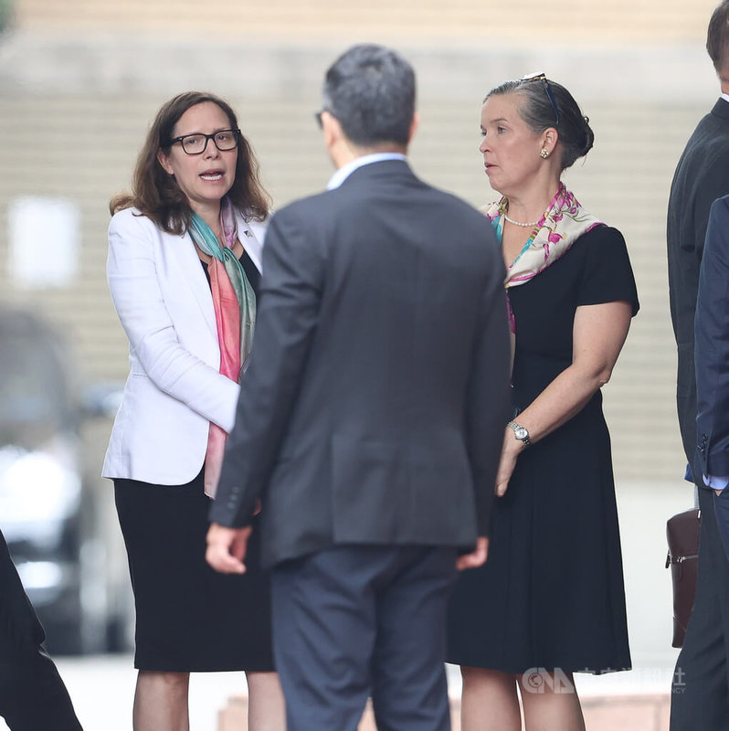 美國在台協會(AIT)主席羅森伯格(Laura Rosenberger)(左)、台北辦事處長孫曉雅(Sandra Oudkirk)(右)23日上午現身行政院。圖為兩人準備搭車離開行政院。中央社記者謝佳璋攝 113年5月23日