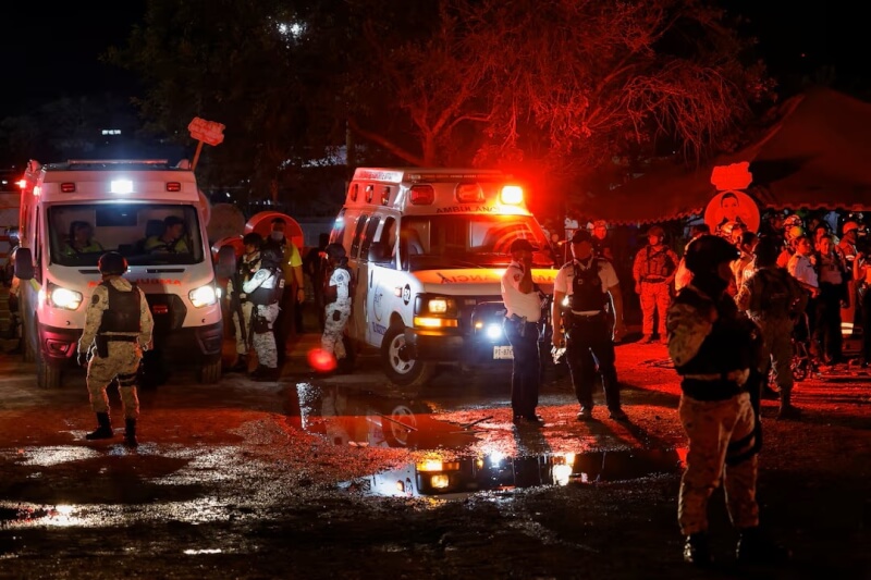 墨西哥北部新利昂州22日發生競選活動舞台倒塌事故。（路透社）