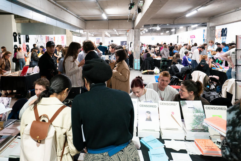 第6屆巴黎屁股書展登場,本屆高達111個攤位,展示各種小誌(fanzine)、藝術書、雜誌、評論、小說、海報與服飾等。攤位展示者為創作者、藝術家、獨立出版社、藝廊。中央社記者李若韻巴黎攝 113年5月23日