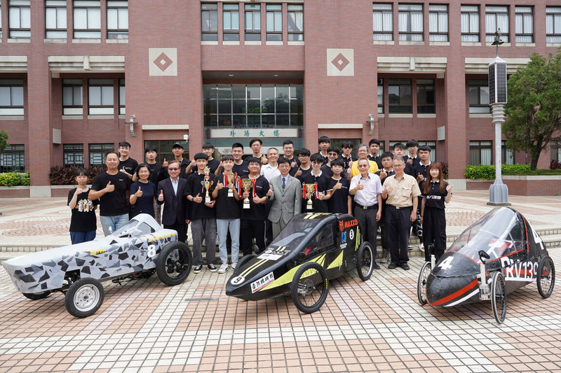 大葉大學機械與自動化工程學系、工業設計學系共3支車隊參加全國大專校院環保節能車大賽,囊括動態競賽冠軍、精神總錦標、動態競賽季軍、車輛製作第4名。(大葉大學提供)中央社記者鄭維真傳真 113年5月23日