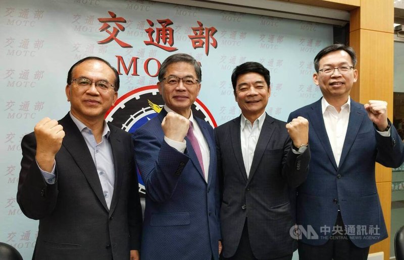 新任交通部長李孟諺(左2)23日率交通部次長陳彥伯(左)、伍勝園(右2)、林國顯(右)與媒體座談表示,目前的TPASS是針對通勤族,交通部希望推出非通勤族的TPASS,目前仍在研議中,預計年底有結果。中央社記者汪淑芬攝 113年5月23日
