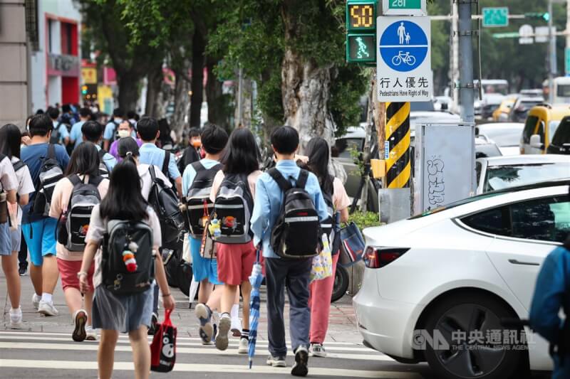 圖為台北市大安區校園學子下課後過馬路。（中央社檔案照片）