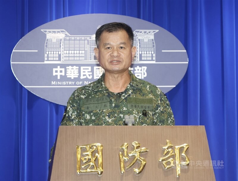 國防部23日召開臨時記者會,說明中共軍演狀況,情次室助理次長黃文啓少將指出,截至下午2時,中共作戰艦15艘、海警船16艘,殲擊機、空中預警機等各型機42架次在台灣周邊海空域實施海空聯合軍事操演。中央社記者郭日曉攝 113年5月23日