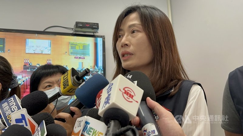 台中市生命禮儀管理處長柯宏黛(前中)23日說明,市府目前轄管的4座生命禮儀所,暫無殯葬設施BOT相關規劃。中央社記者趙麗妍攝 113年5月23日