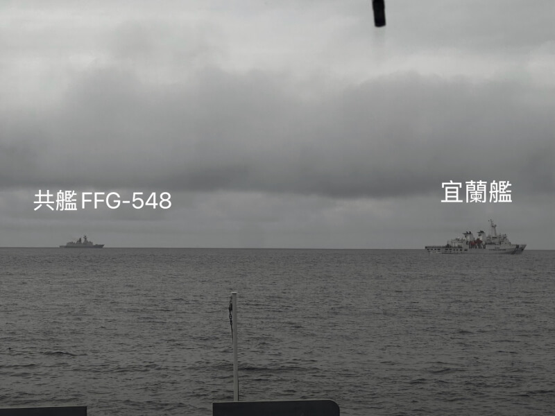 中共解放軍23日宣布在台灣及金馬周邊進行「聯合利劍－2024A」演習。圖為海巡23日公布監控中共益陽號飛彈護衛艦FFG-548畫面。（海巡署提供）