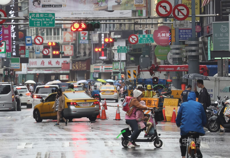 圖為台北市萬華區行人撐傘。（中央社檔案照片）