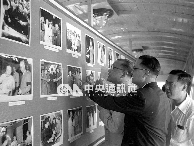 左起行政院新聞局長吳南如、國民黨第四組主任沈昌煥參觀列車展出之照片。中央社記者沈鑫南攝 43年5月24日