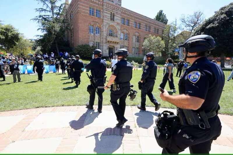4月28日加州大學洛杉磯分校挺巴勒斯坦、挺以色列的陣營爆發衝突，警察聚集在校園。（路透社）