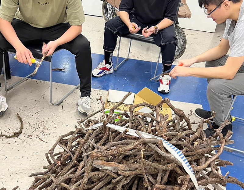 大葉大學工業設計學系大三生組車隊,參加全國大專校院環保節能車大賽,將農業廢棄物葡萄藤削成薄片後打碎,加入樹脂製成車殼,獲車輛製作第4名與精神總錦標。(大葉大學工業設計學系提供)中央社記者鄭維真傳真 113年5月23日