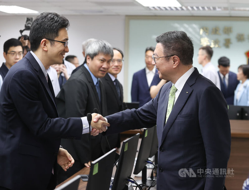 行政院長卓榮泰(前右)24日上午赴內政部警政署保安警察第一總隊行政大樓視察「165反詐騙諮詢專線」運作情形,慰勉打詐團隊的努力與辛勞,並和與會人員握手致意。中央社記者謝佳璋攝 113年5月24日