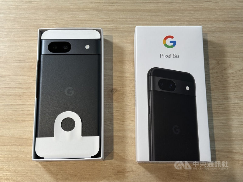 Google平價人工智慧(AI)手機Pixel 8a日前在台灣開賣,包裝減少塑料,採用更環保永續的設計。中央社記者吳家豪攝 113年5月24日