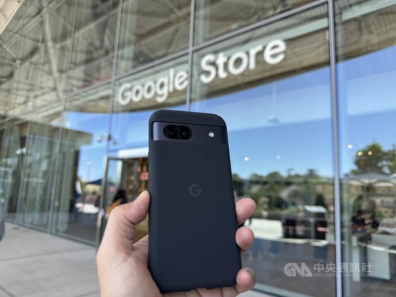 Google日前在台灣開賣平價人工智慧(AI)手機Pixel 8a,升級相機系統,擁有6400萬畫素的主鏡頭、1300萬畫素的超廣角鏡頭與1300萬畫素前置鏡頭,在低光源環境可以透過夜視模式與高解析變焦功能,拍攝照片。中央社記者吳家豪攝 113年5月24日