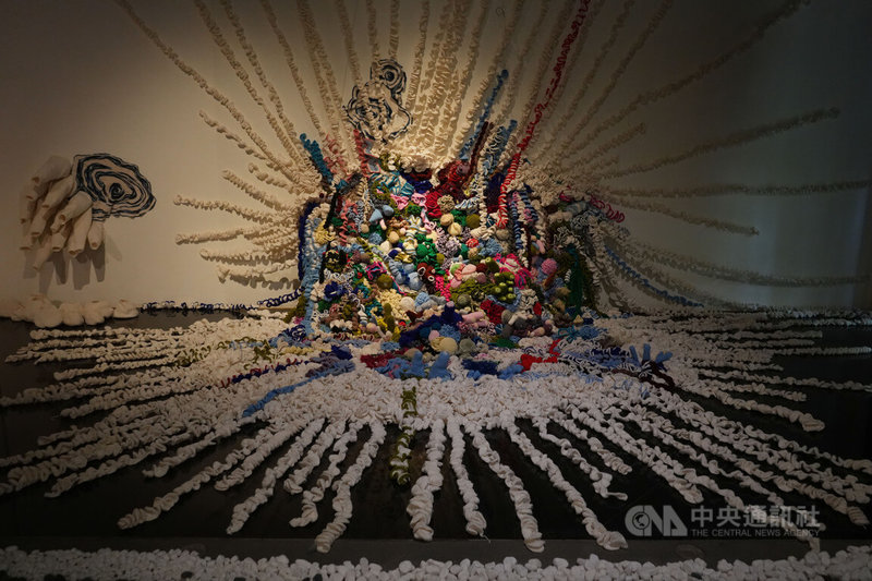 藝術展「海嗨海女日常-花之徑」25日起將在屏東台灣原住民族文化園區展出,呈現團隊「蘭調織女」多組編織作品,其中「Horoc/珊瑚白化了」以潮間帶意象訴說都蘭阿美族日常,並以白色象徵白化死去的珊瑚,融入對環境議題的思考。中央社記者黃郁菁攝 113年5月24日