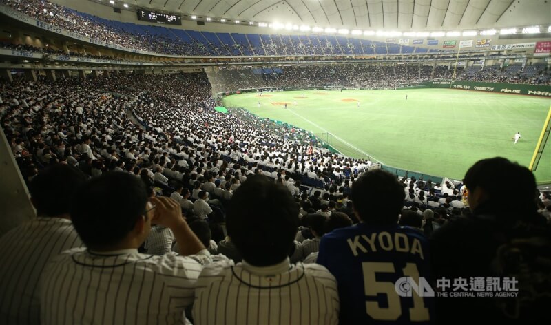 圖為東京巨蛋觀賽球迷。（中央社檔案照片）