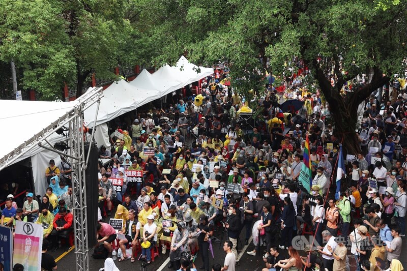 立法院會24日繼續處理國會職權修正相關法案,有多個民團發起立院集結行動,儘管天氣不佳,青島東路仍湧入不少聲援民眾表達訴求。中央社記者趙世勳攝 113年5月24日