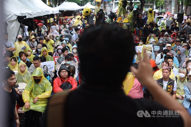 多個民團在立法院外集結群眾,並宣講訴求。中央社記者趙世勳攝 113年5月24日
