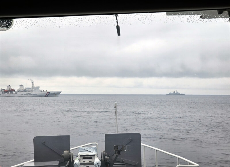 中共解放軍23日起在台灣、金馬周邊展開「聯合利劍-2024A」軍演，我海巡署派艦艇配合國防部嚴密監控，中午共方FFG-548號軍艦（右）出沒彭佳嶼西北24浬處，海巡宜蘭艦（左）以廣播驅離，基隆海巡隊持續監控中。（海巡署提供）中央社 113年5月23日
