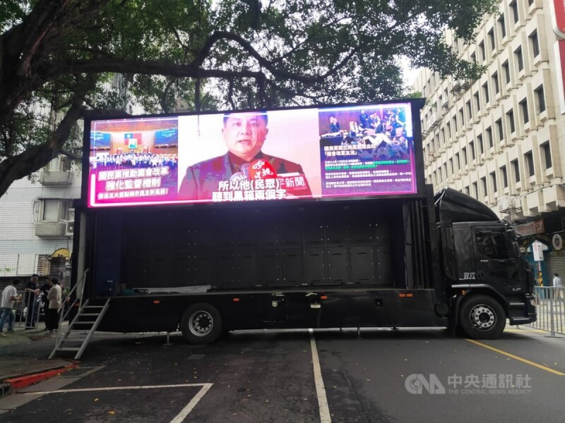 立法院會24日續審國會職權修正相關法案,贊成方申請台北市中正區青島東路東側路權,並出動宣傳車、舞台車播放修法主張,目前現場尚未有人潮集結。中央社記者謝幸恩攝 113年5月24日