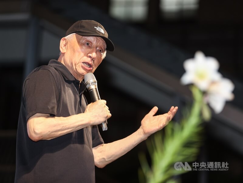 立法院會24日續審國會職權修正相關法案,抗議行動晚間持續在立法院外圍舉行,聯電創辦人曹興誠(圖)也到場宣講。中央社記者鄭清元攝 113年5月24日
