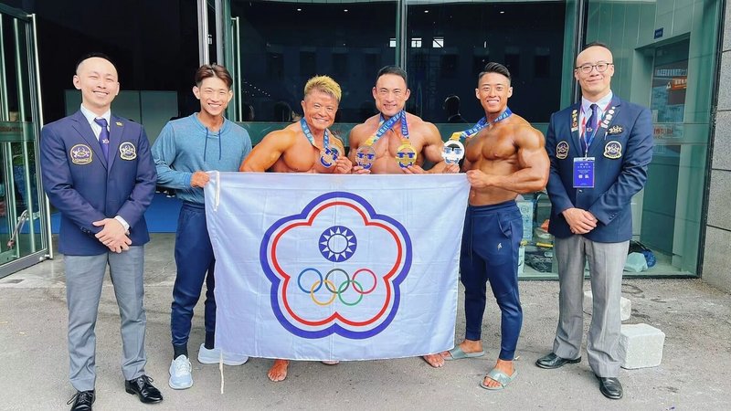 在中國成都舉辦的「Mr.Universe環球先生」國際健美錦標賽,台灣代表隊成果豐碩,總計拿下1金1銀2銅,中華民國健美健身協會副秘書長羅仕傑(左起)、國手雷智安、吳金龍、陳學林、許峰碩與中華民國健美健身協會秘書長陳緯哲合影。(中華民國健美健身協會提供)中央社記者黎建忠傳真 113年5月24日