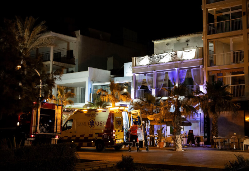 西班牙巴利亞利群島的帕爾馬海灘上，一棟2層樓餐廳建築23日坍塌，至少4人喪命。（法新社）