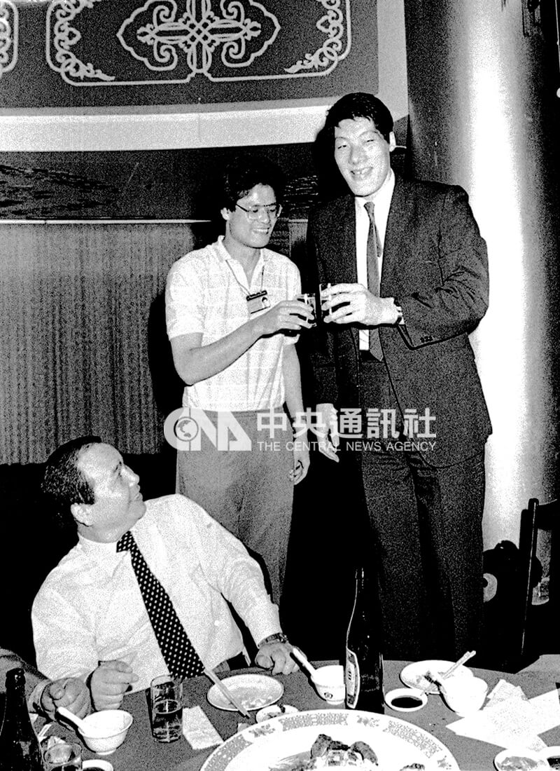 中華隊長人許東慶（右），向第10屆屆威廉瓊斯盃國際籃球賽最高球員日本隊的岡山恭崇（右）敬酒。中央社記者陳明仁攝　75年5月26日