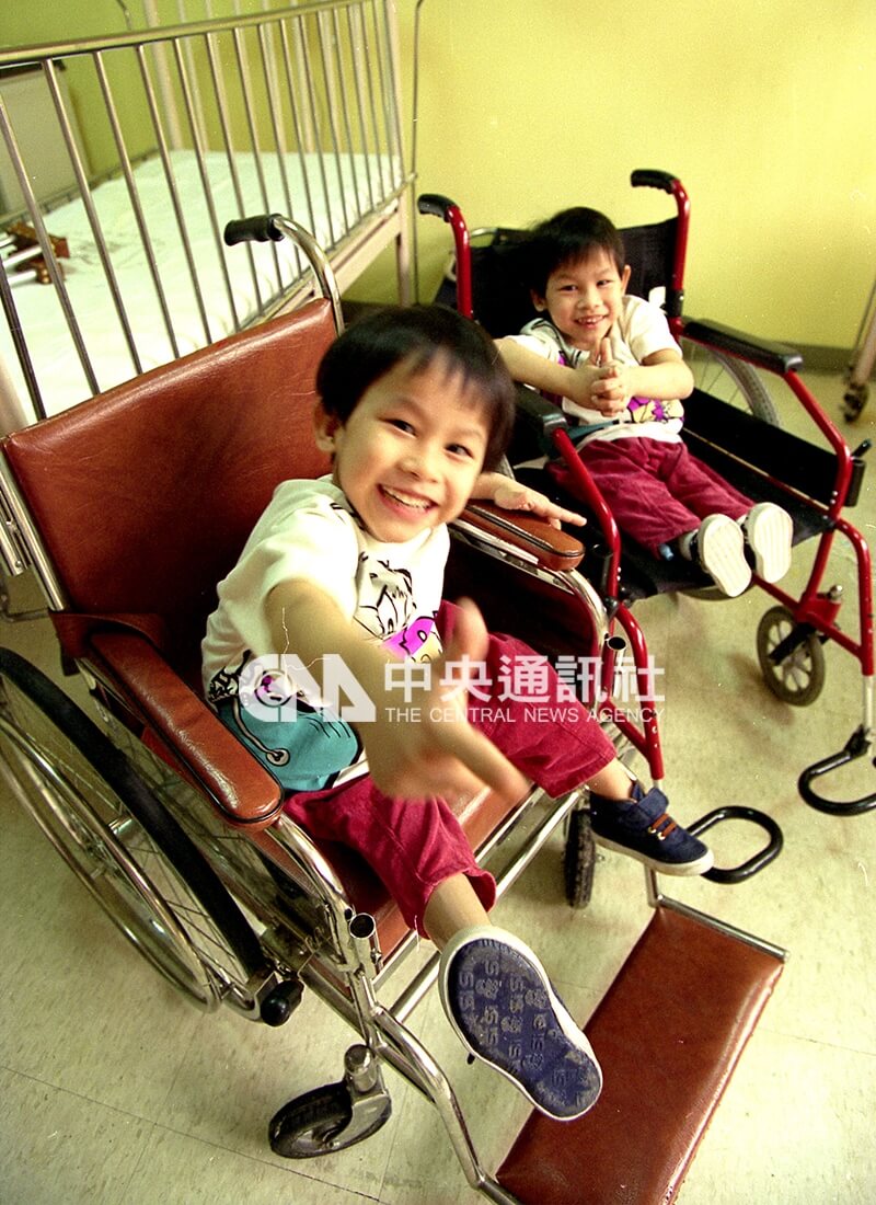 菲律賓籍華裔兄弟奕德（右）、奕偉（左）出院時開心的模樣。中央社記者張良一攝 83年5月27日