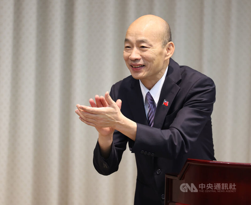 立法院會24日議程繼續討論國會職權修法,議事攻防氣氛緊繃,立法院長韓國瑜(圖)利用短暫休息時間接見「Friendly Hoops友善籃框」2024推動計畫訪團時表示,很多朋友關心立法院打架、衝撞事件,但請放心,「我們的民主會越來越棒」。中央社記者張新偉攝 113年5月24日