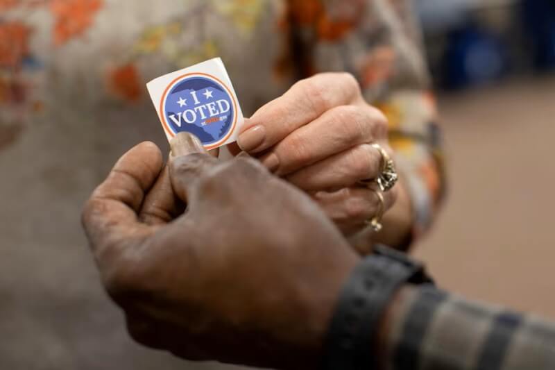 圖為共和黨2月初選，南卡羅來納州投票民眾領取已投票貼紙。（路透社）