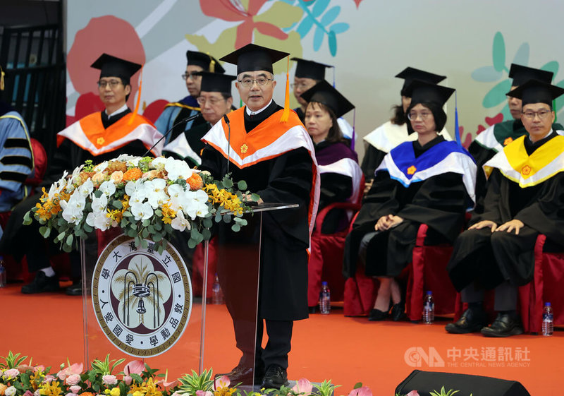 台灣大學25日舉行112學年度畢業典禮,校長陳文章(前)致詞表示,培養挫折忍耐力是現代學生重要課題,他勉勵畢業生學習與不同特質、甚至能力更強的人相處和合作,將有助於脫離困境,獲得成功。中央社記者郭日曉攝 113年5月25日