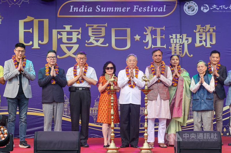 印度夏日狂歡節25日在華山文創園區舉行開幕式，民眾黨主席柯文哲（左3）與外交部次長田中光（左5）等人出席，眾人在台上一同比出祝福手勢。中央社記者鄭清元攝  113年5月25日