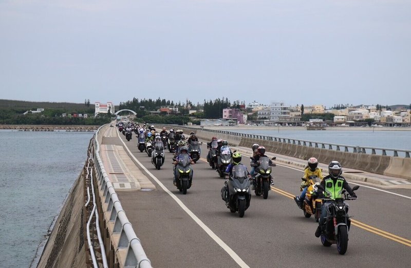 國內知名重機業者推出「友澎齊聚 跨海騎行」活動,車友騎著大型重機到澎湖環島騎行,沿途欣賞湛藍的海天美景。(WAX尚威提供)中央社 113年5月25日
