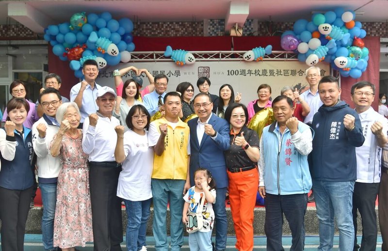 新北市淡水區文化國小25日歡慶100週年校慶,市長侯友宜(前右5)等人到校送祝福,期許文化國小再造百年。(新北市新聞局提供)中央社記者黃旭昇新北市傳真 113年5月25日