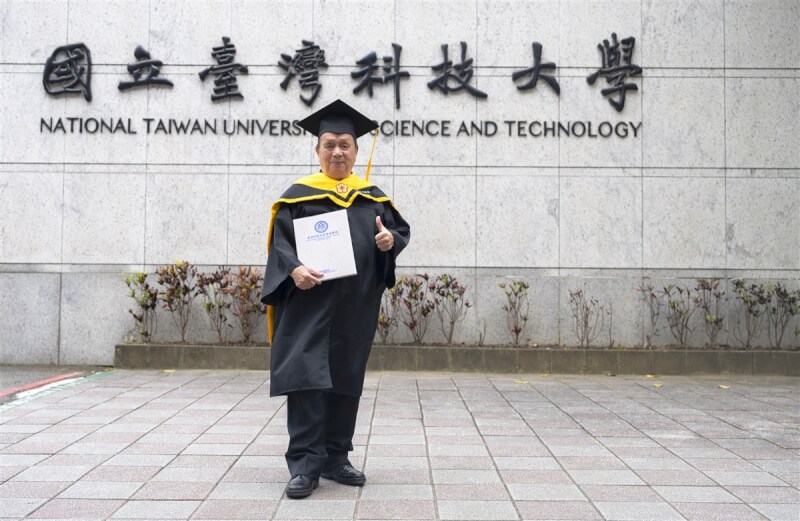 國立台灣科技大學25日舉辦畢業典禮，85歲的先鋒機械公司創辦人黃哲武（圖）取得碩士學位。（台科大提供）中央社記者陳至中台北傳真 113年5月25日